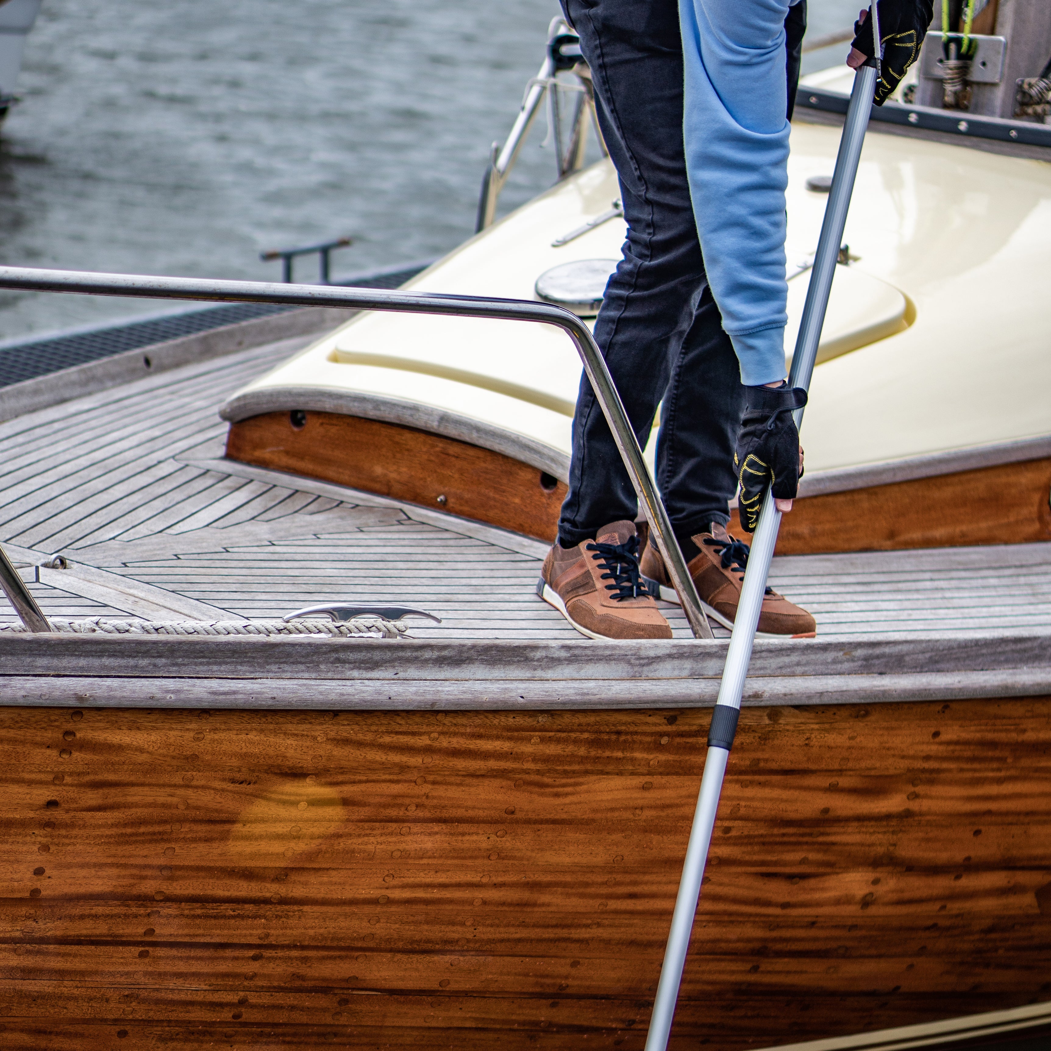 Teleskop Bootshaken auf einem Boot
