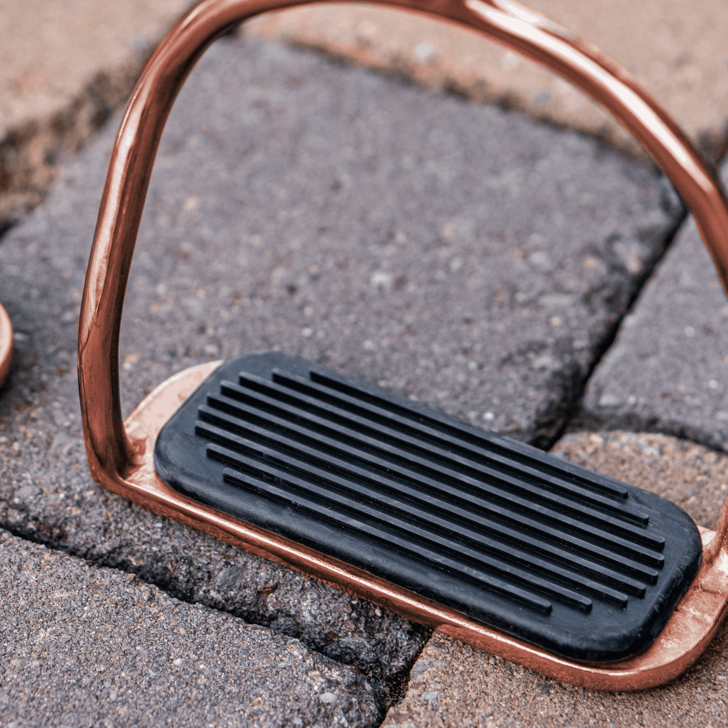 Island Steigbügel mit schwarzer Einlage 120 mm Trittweite | 44256_58_02.png | 1731066920