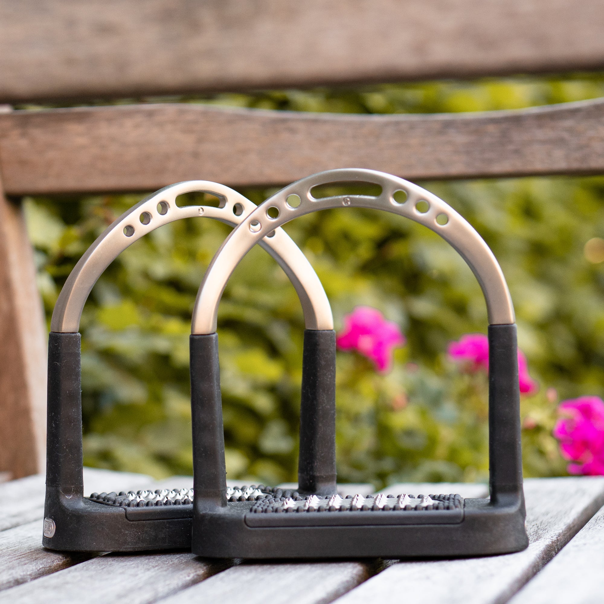 Flexite Steigbügel auf einer Bank