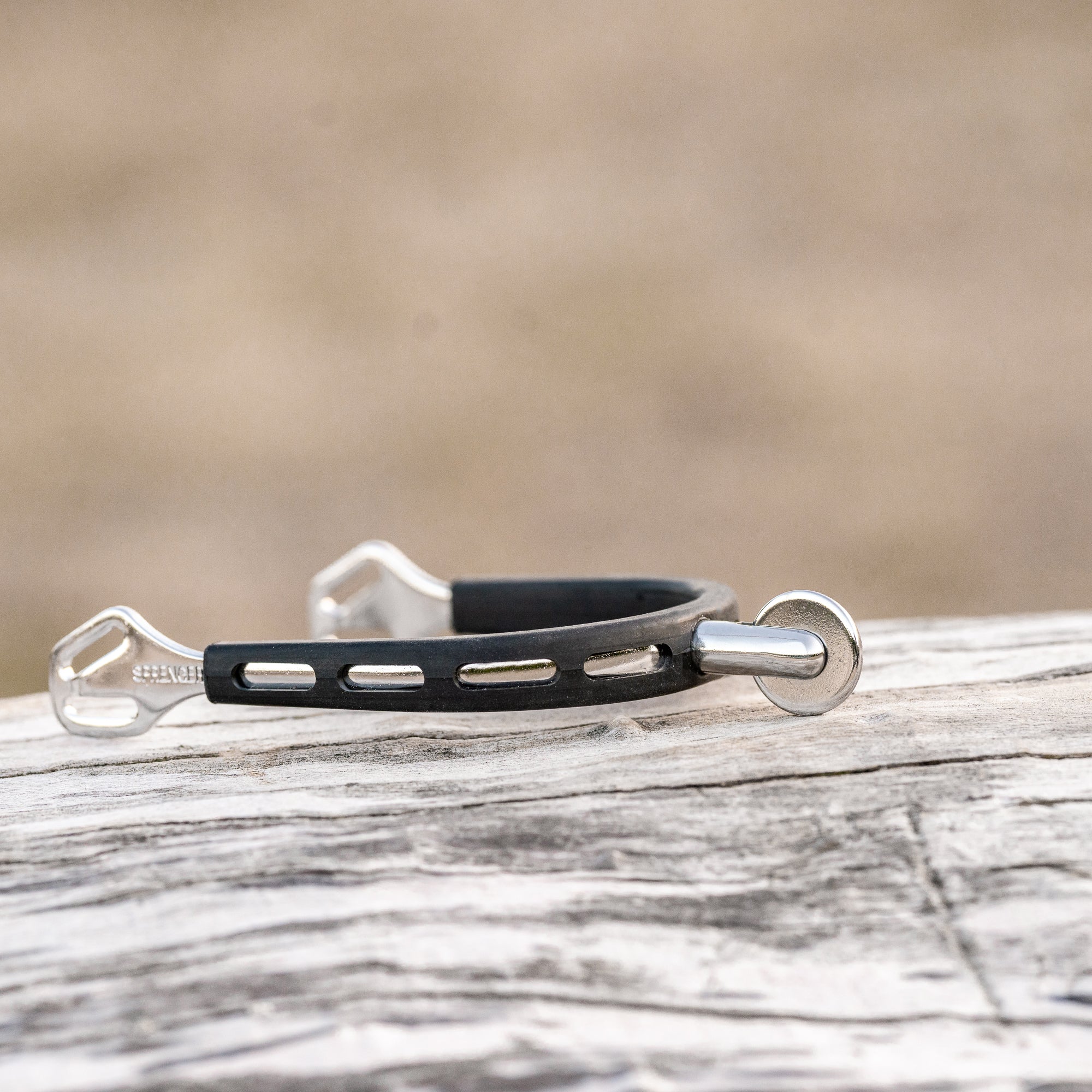 ULTRA fit EXTRA GRIP Sporen mit Rad auf einem Holzstamm