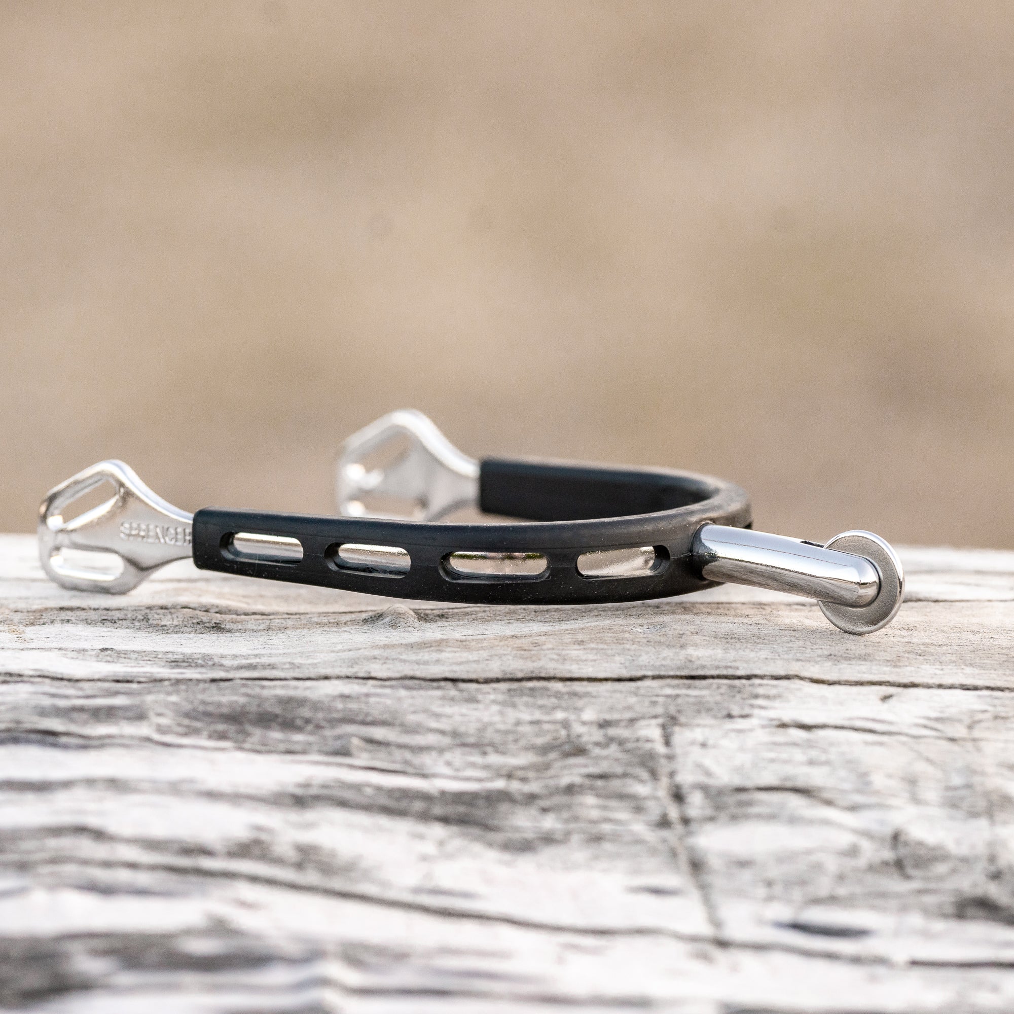 ULTRA fit EXTRA GRIP Sporen mit Rad auf einem Holzstamm