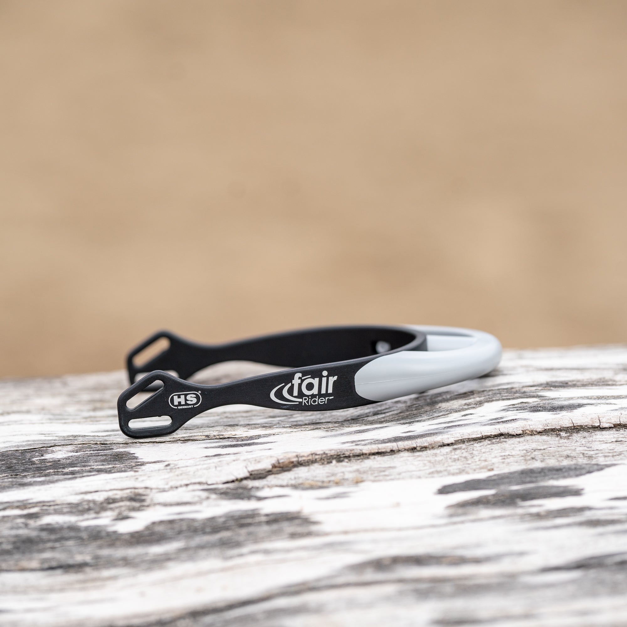 fair Rider Sporen schwarz silber auf einem Baumstamm