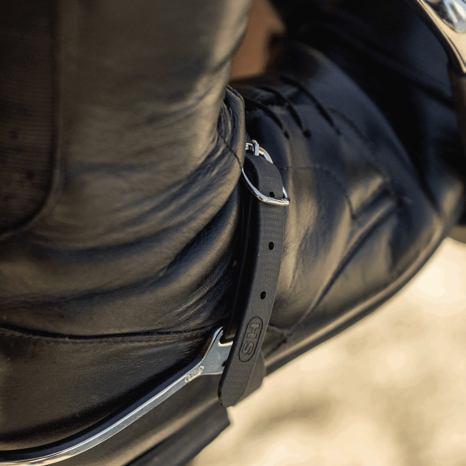 schwarzer Sporenriemen mit schwarzen Stiefeln