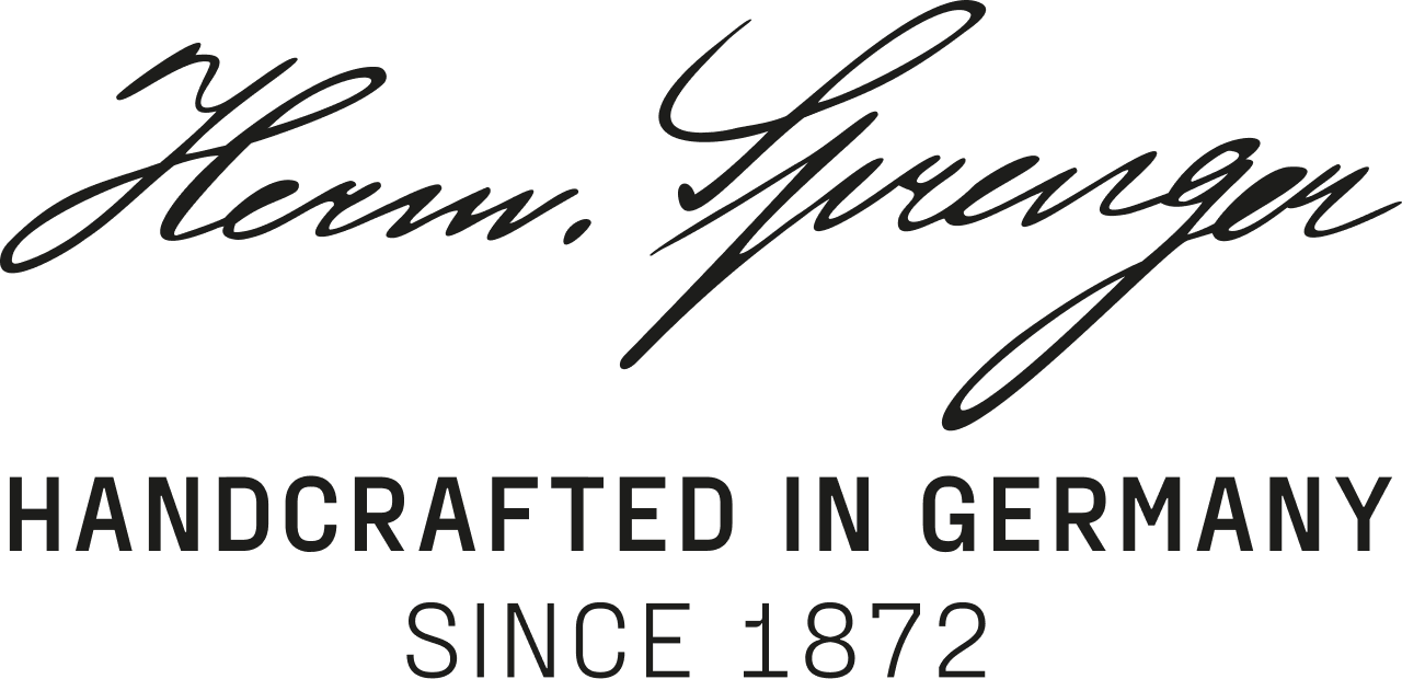 Logo von Herrn Spranger, das den Schriftzug "Handcrafted in Germany" und "Since 1872" enthält. Der Text ist in einer eleganten Schriftart gestaltet und unterstreicht die Handwerkskunst und Tradition des Unternehmens.