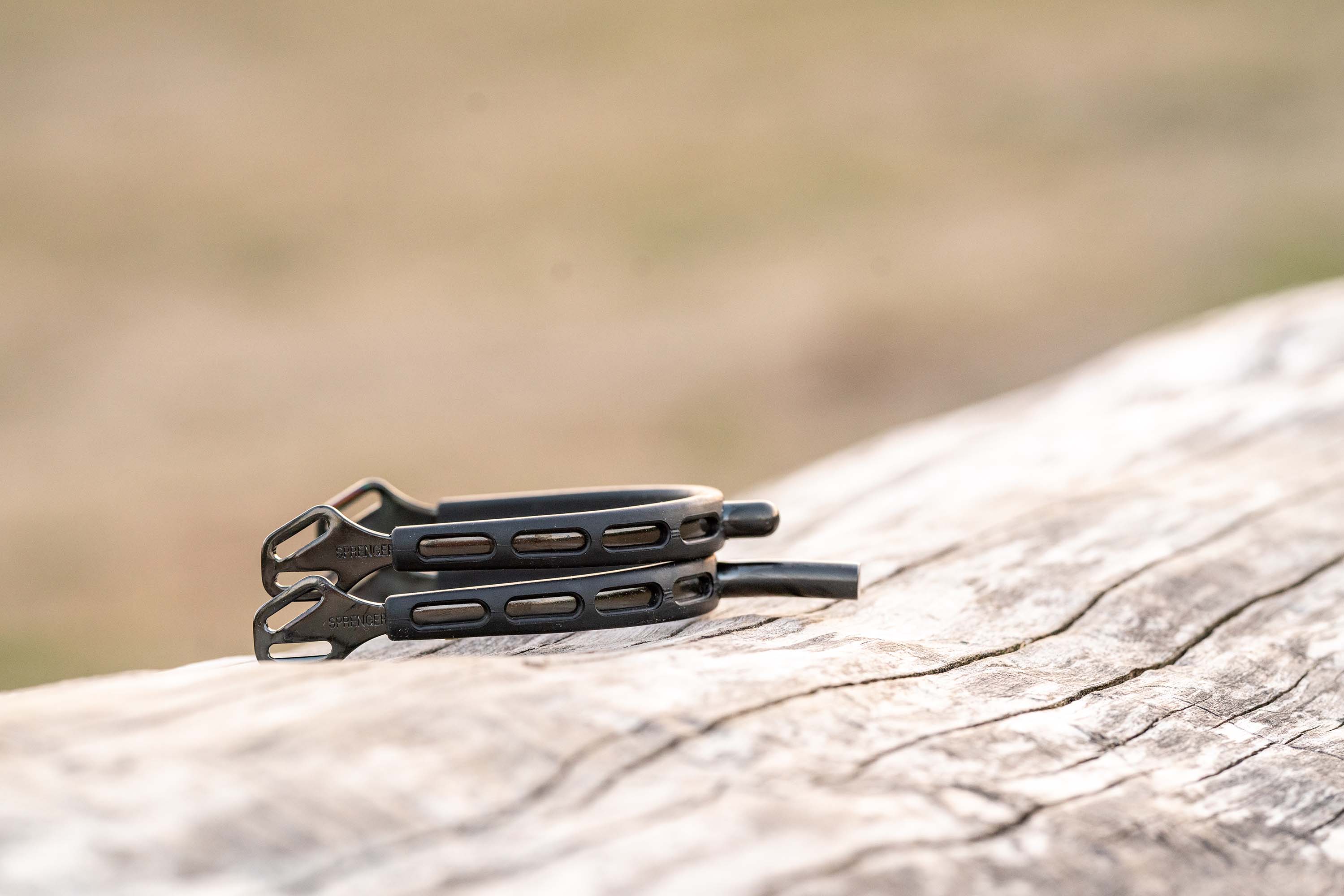 ULTRA fit EXTRA GRIP Sporen Black Series auf einem Holzstamm