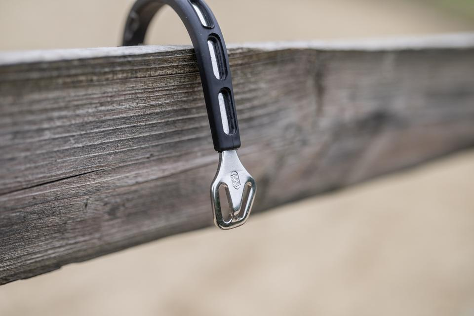 ULTRA fit EXTRA GRIP Sporen auf ein Zaunpfahl
