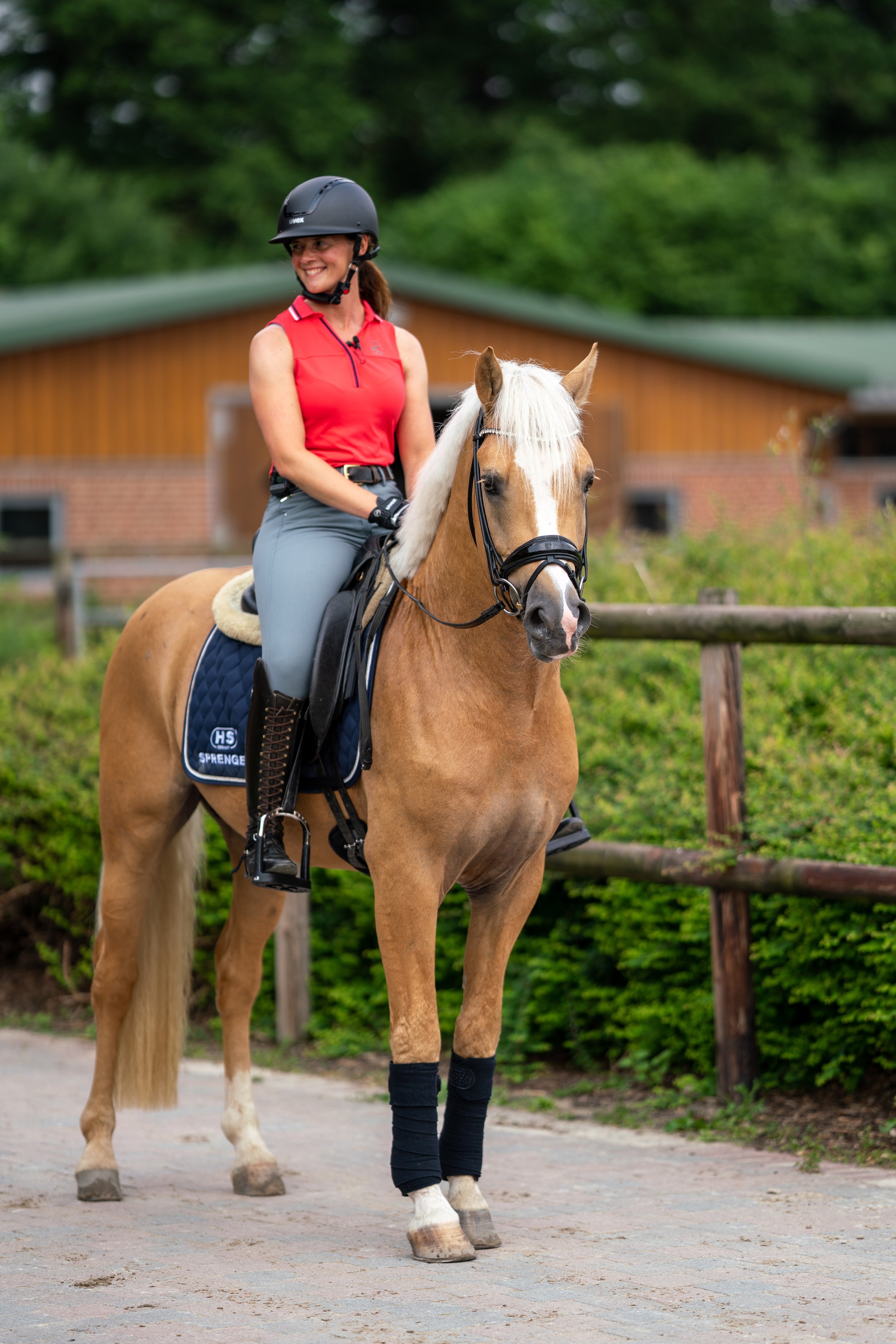 Jessica Süss auf dem Pferd mit Dynamic RS Pony Wassertrense