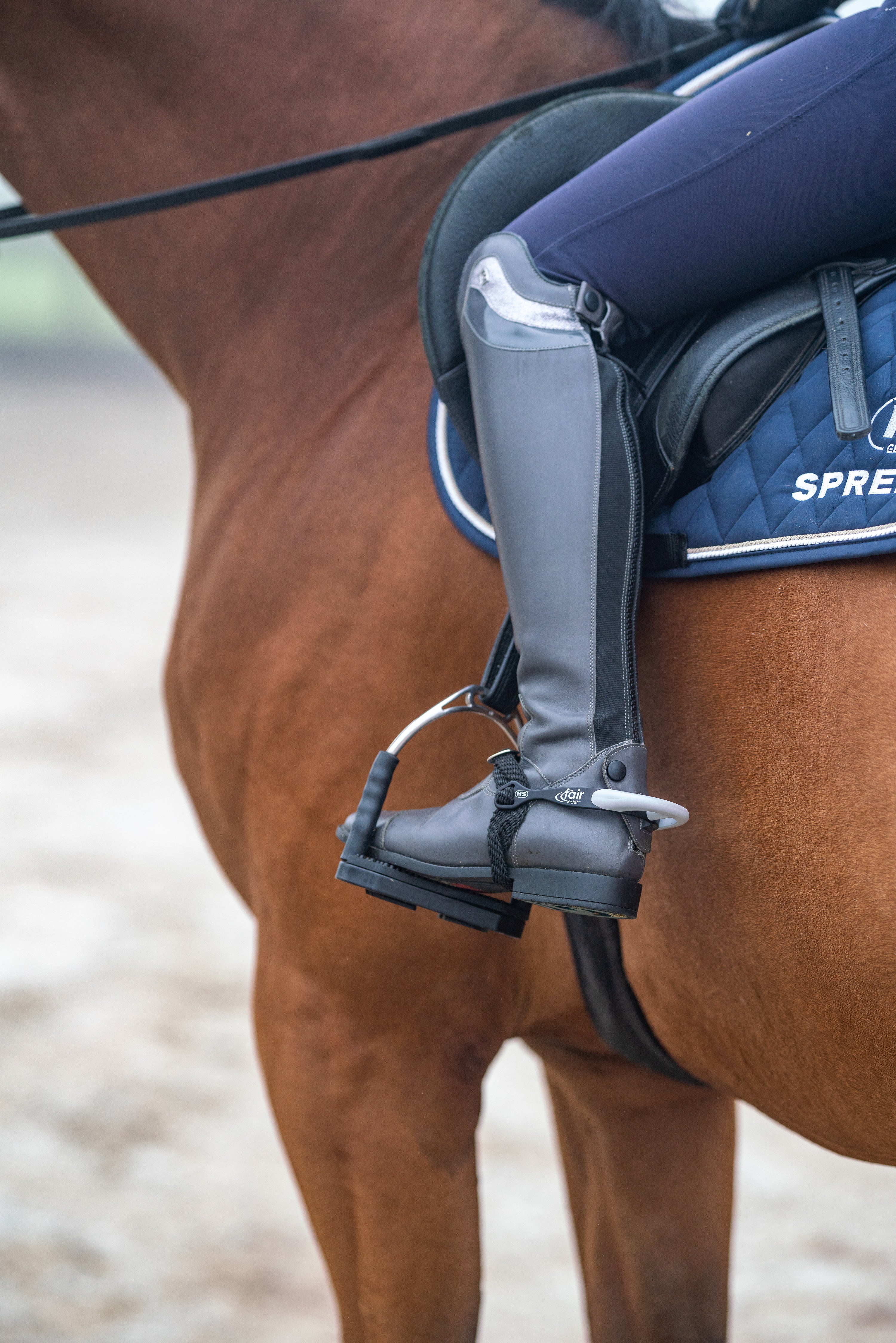 Juliane mit schwarz silbernen fair Rider Sporen am Pferd