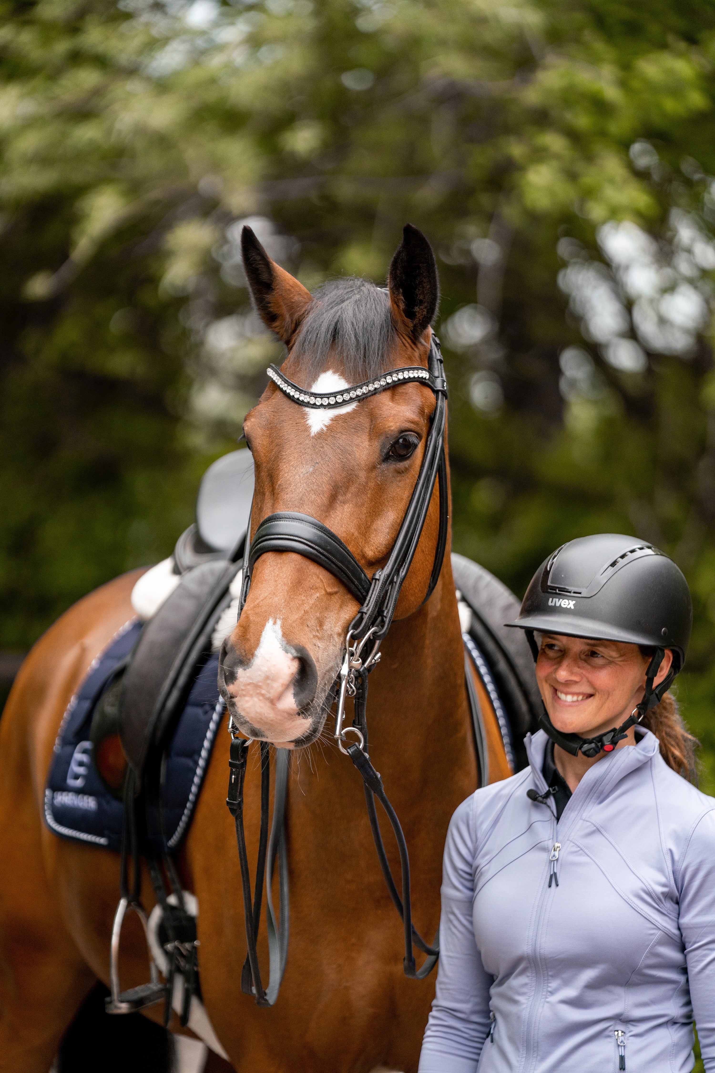 Jessica Süss und Pferd mit Kandare