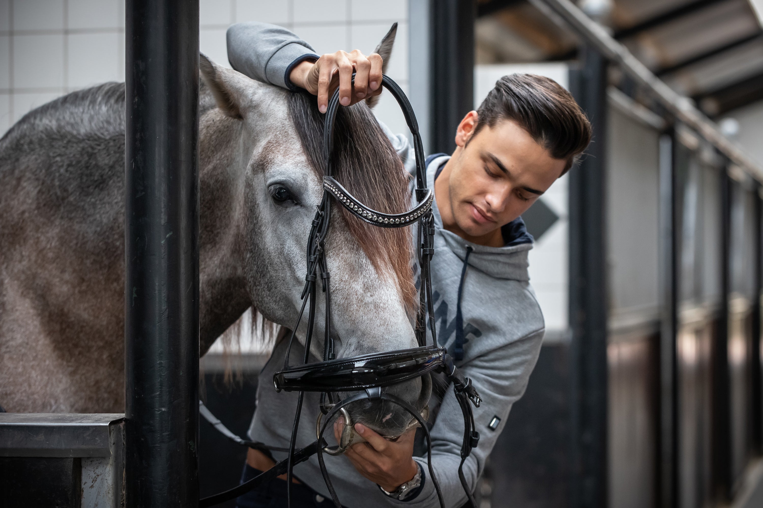 Matt Harnacke mit Pferd im Stall