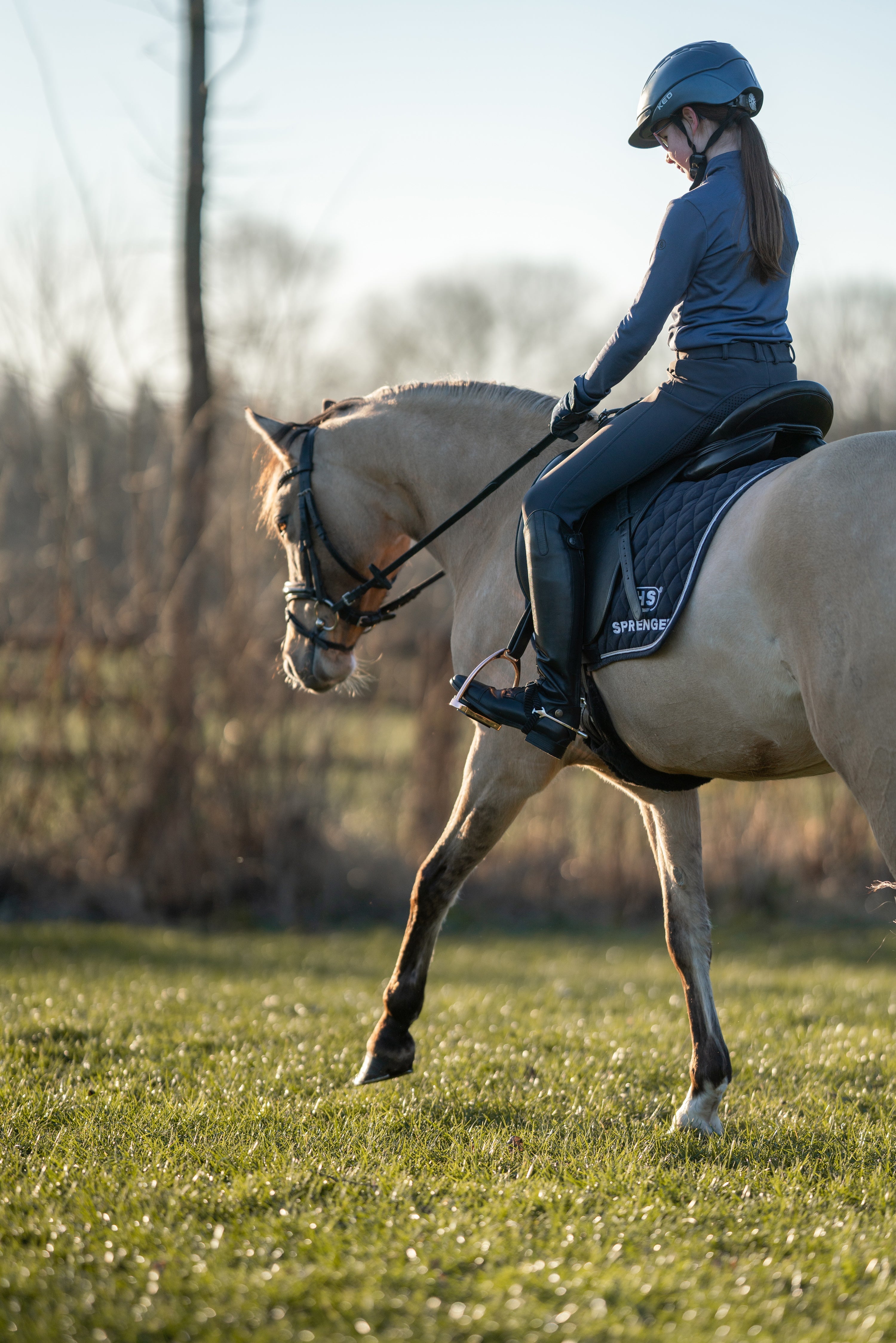Kind auf dem Pferd mit Fillis Kindersteibügel und Pony Kindersporen