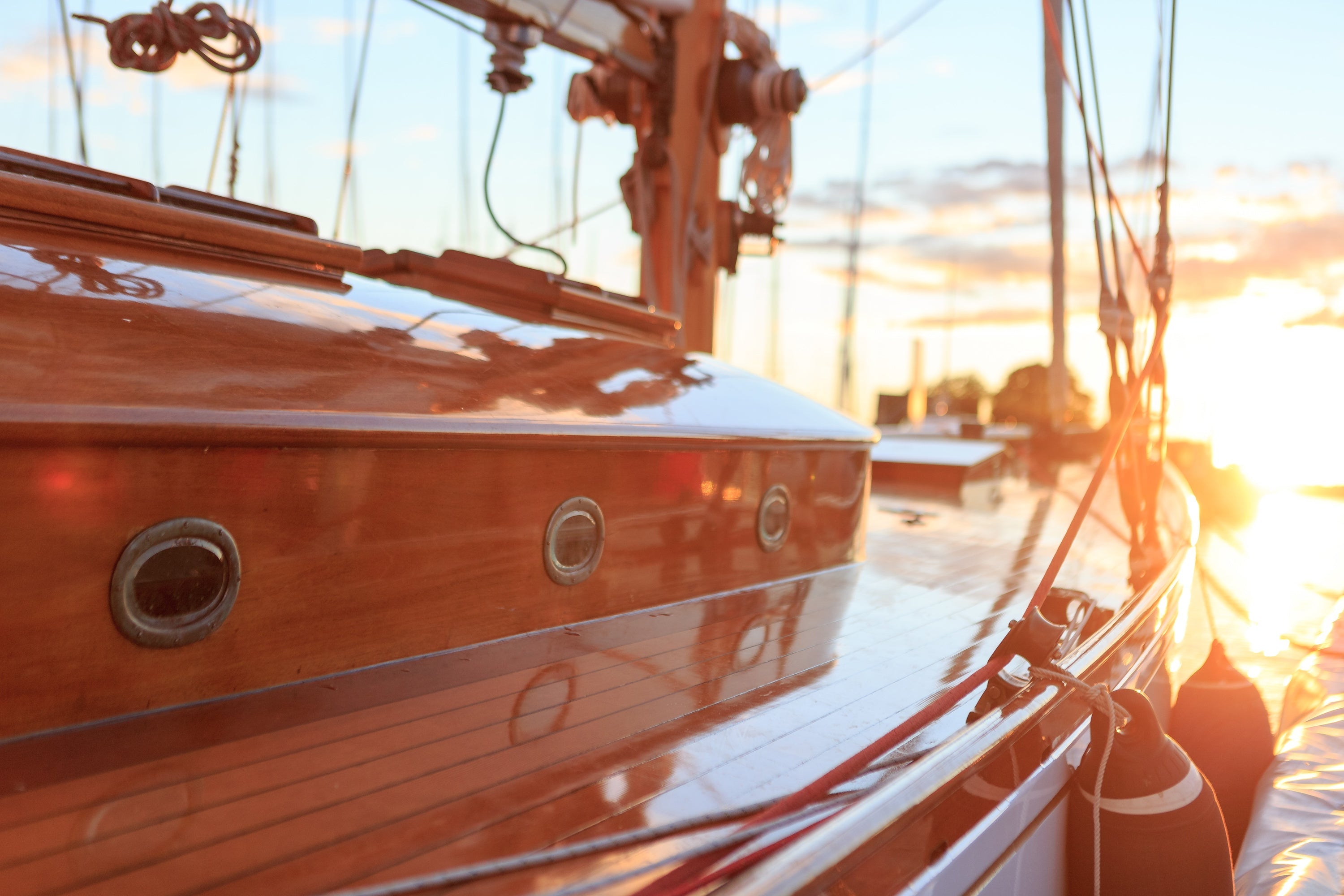 Segelboot aus Holz mit Klarlack bestrichen