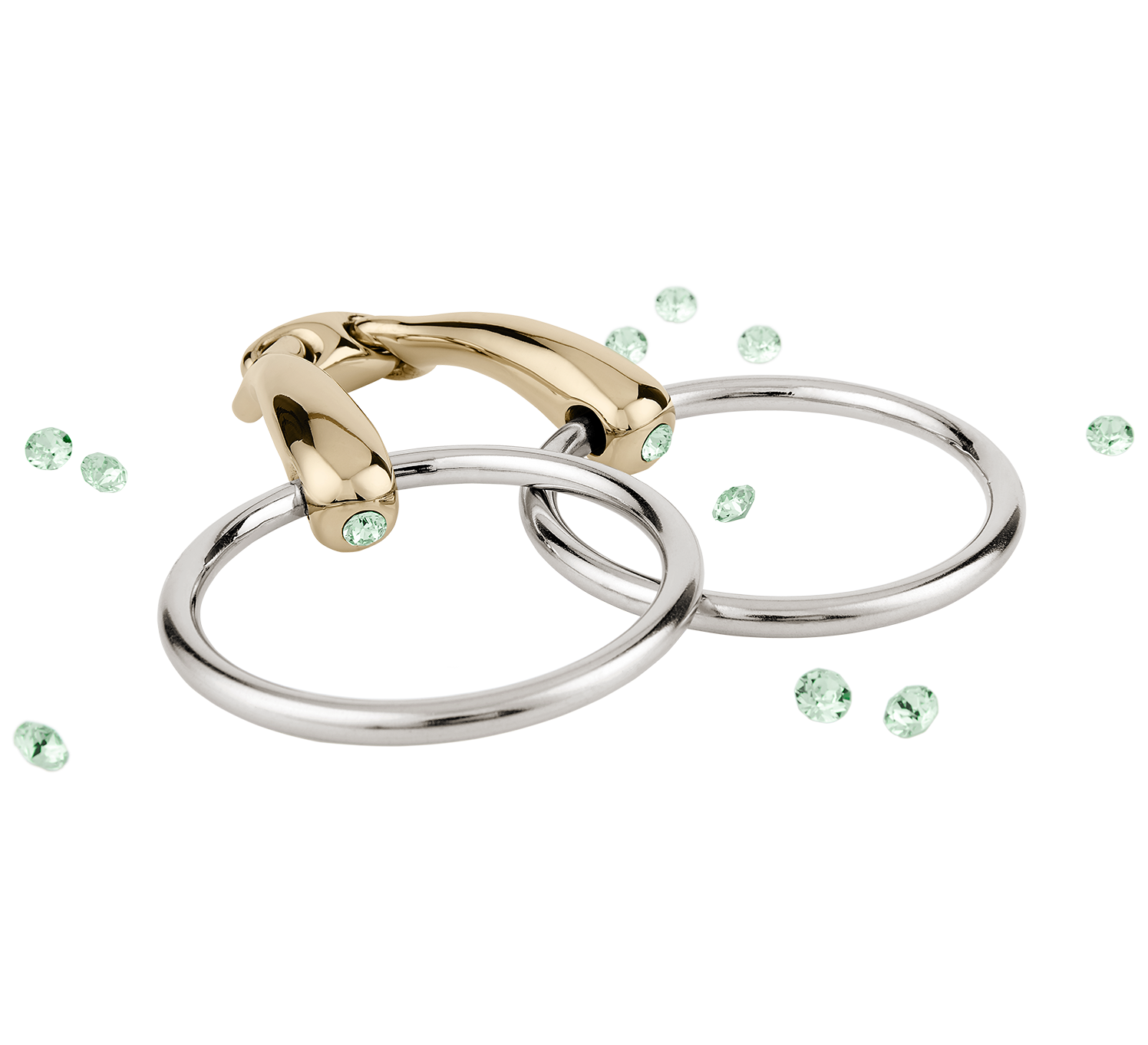Ein Paar Ringe in Silber und Gold, wobei der goldene Ring einen besonderen Verschluss hat. Um die Ringe sind kleine grüne Edelsteine verteilt, die auf einem hellen Hintergrund liegen. Der goldene Ring hat einen glänzenden, eleganten Look, während der silberne Ring schlicht und modern wirkt.