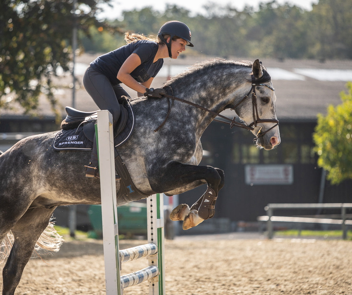 Carina mit Pferd beim Sprinreiten