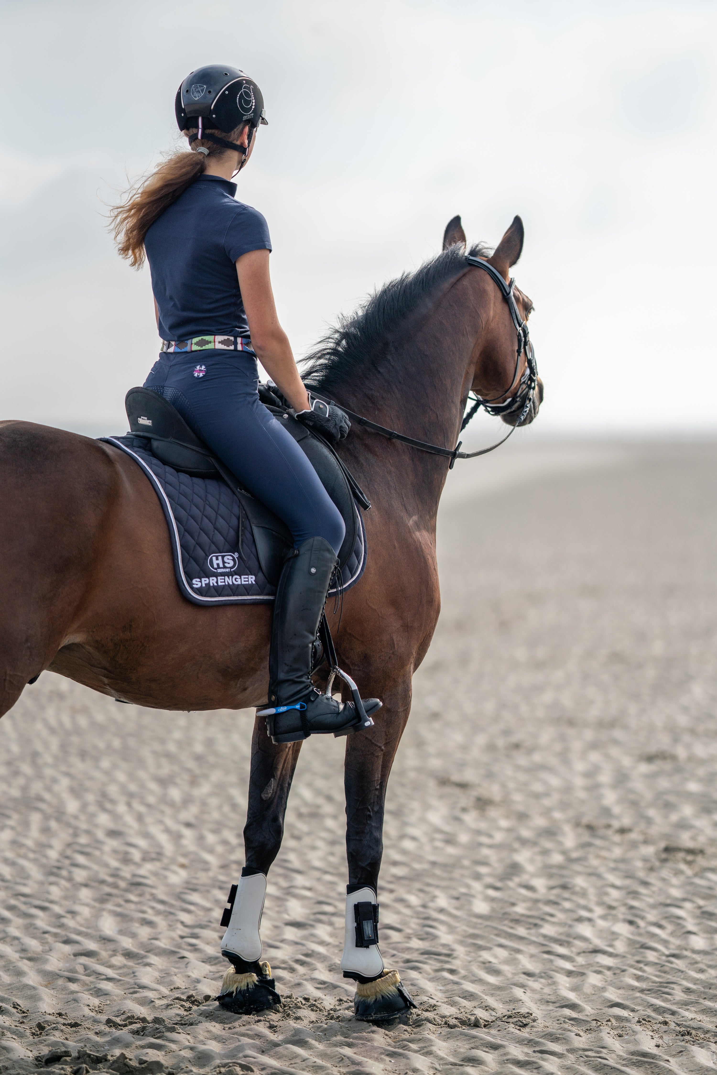 Reiterin mit Pferd Flexite Steigbügel und Fairrider Sporen am Strand