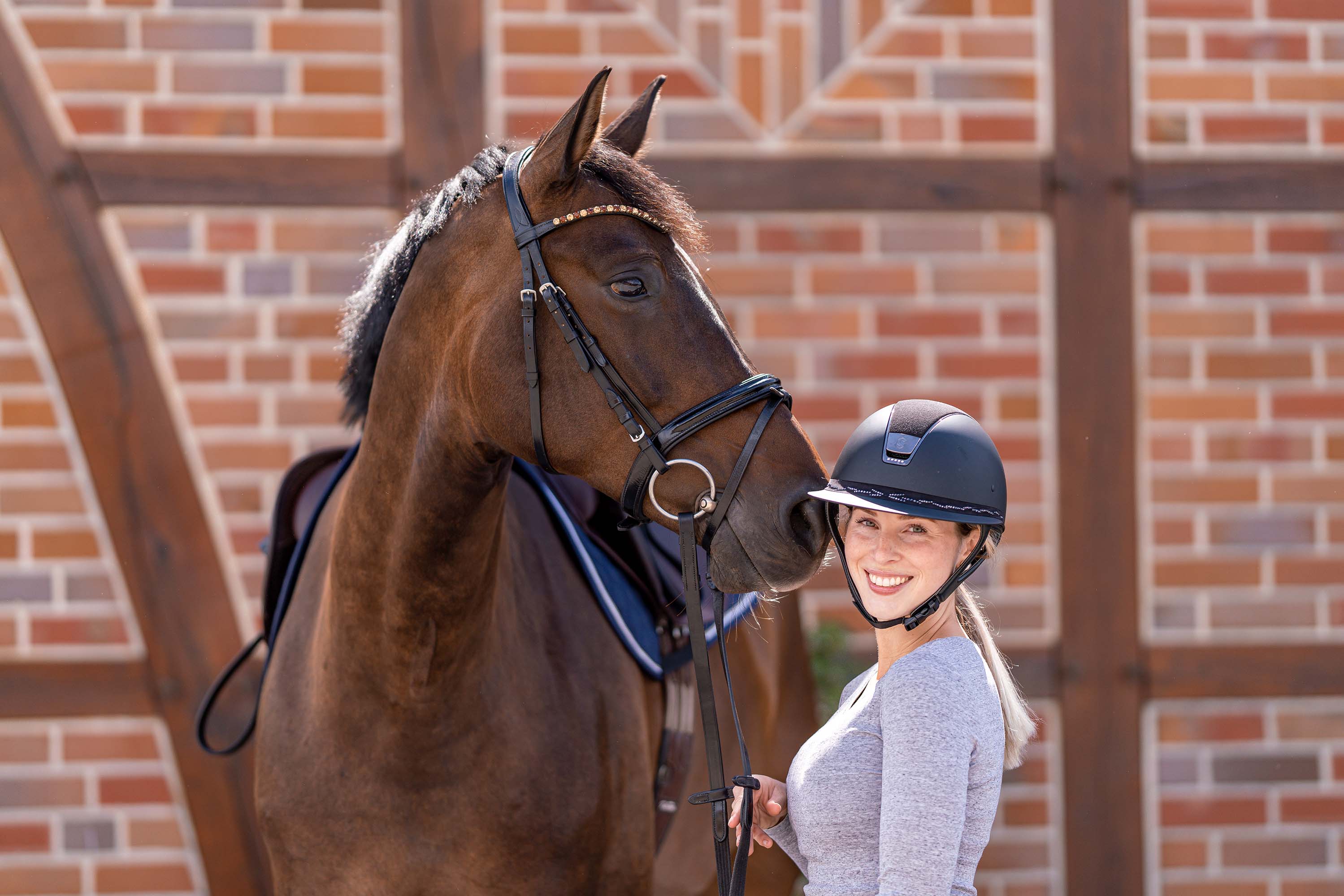 Larissa mit Pferd mit Wassertrense