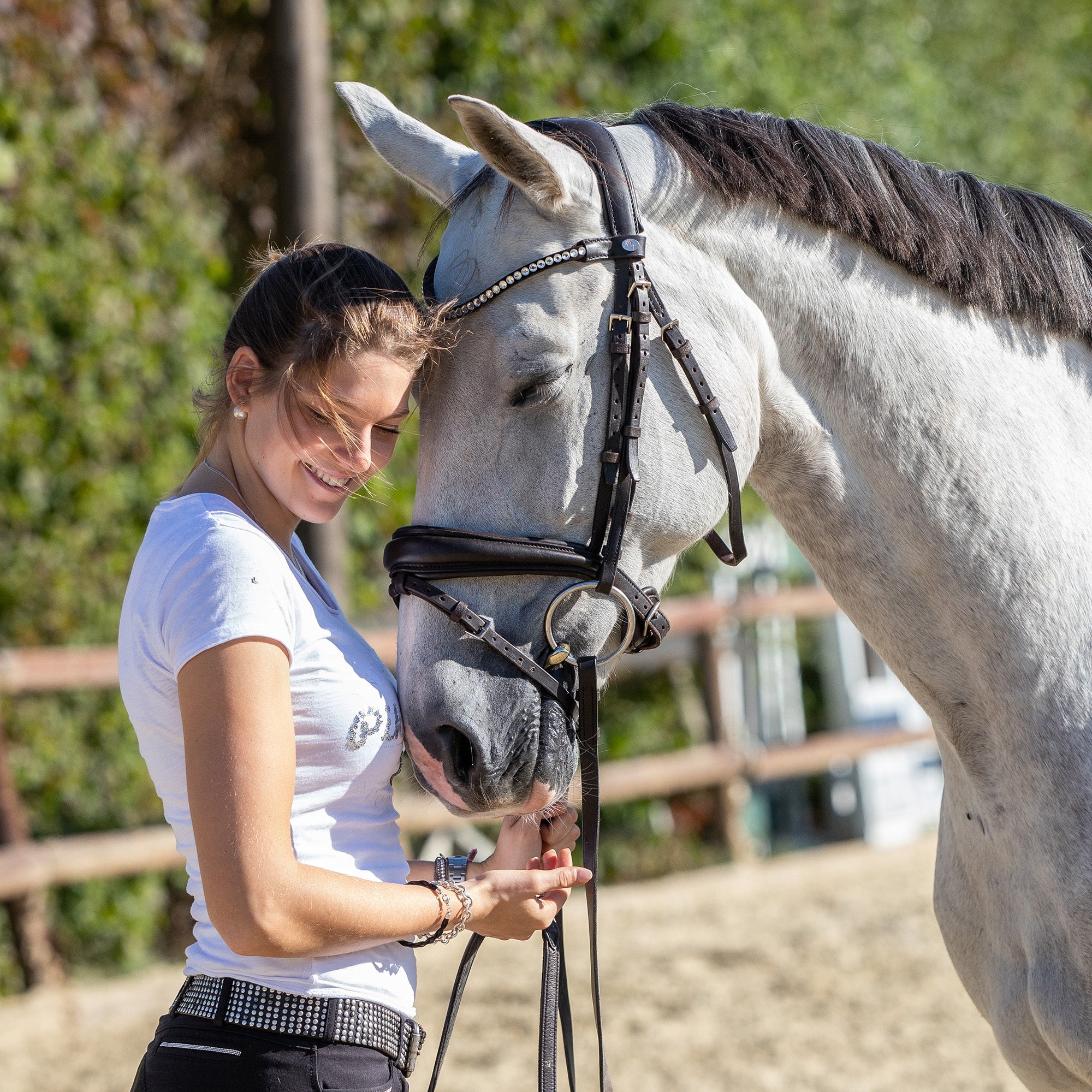 Frau mit weißen Pferd