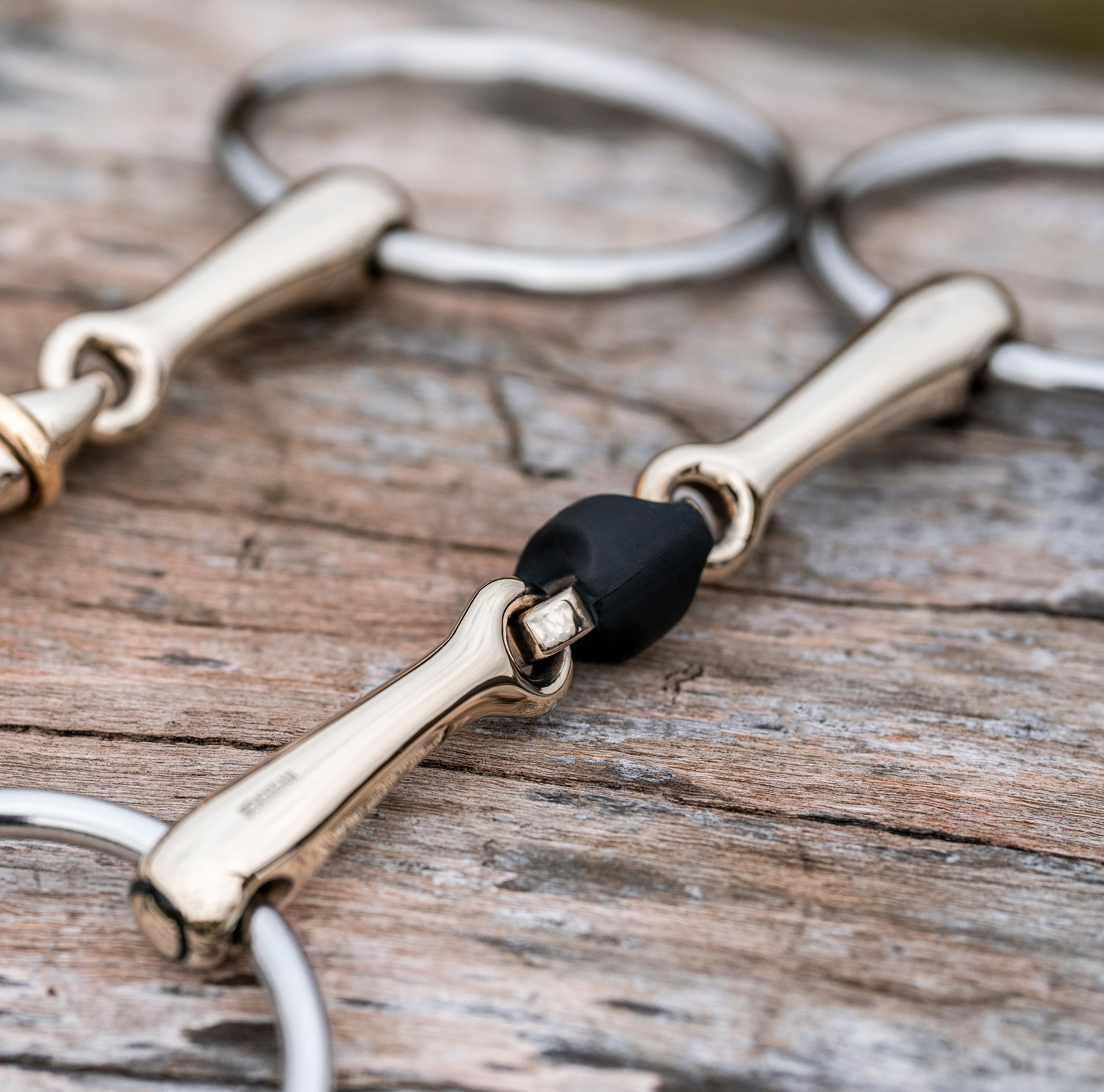 WH Ultra Soft Gebiss auf einem Holzstamm