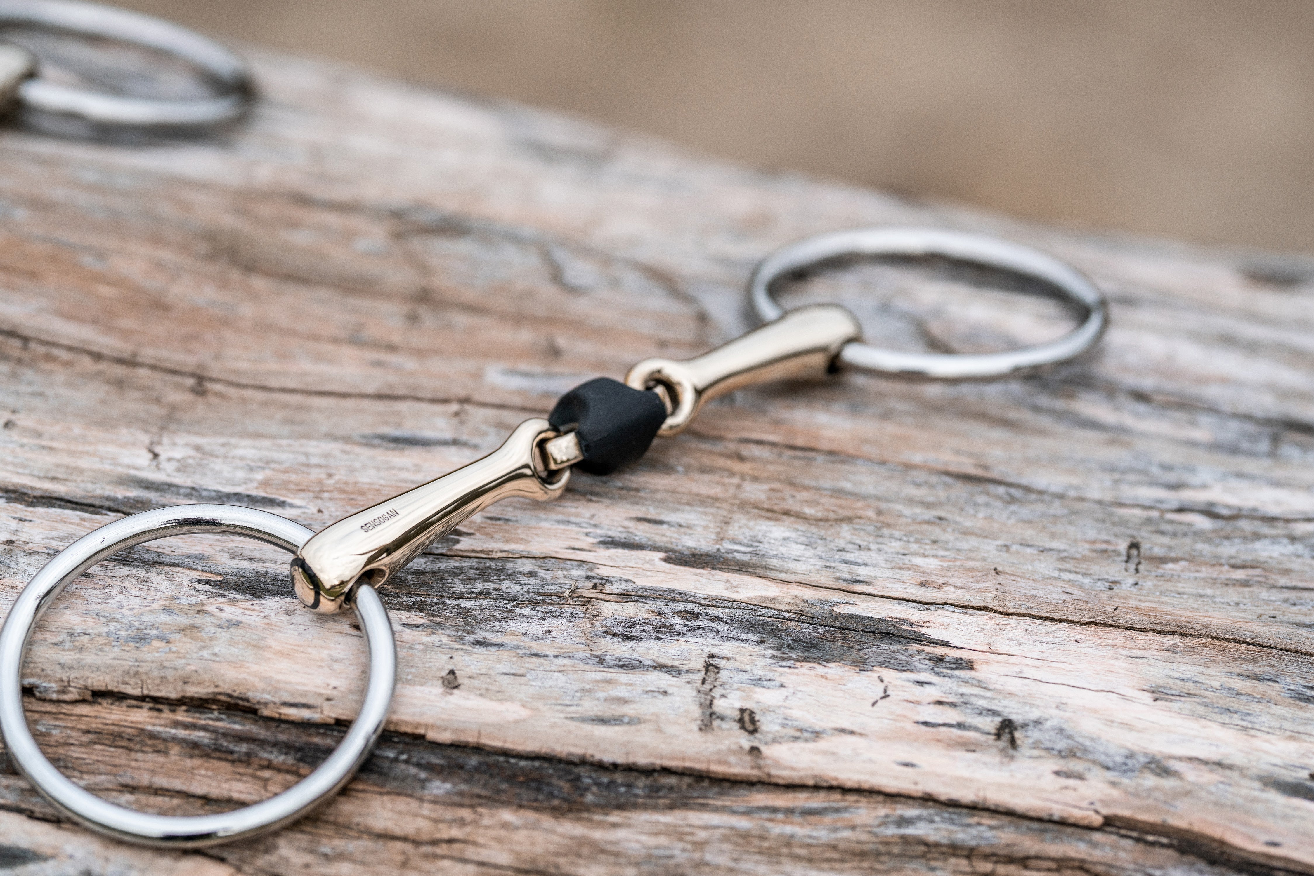 WH Ultra Soft Gebiss auf einem Holzstamm