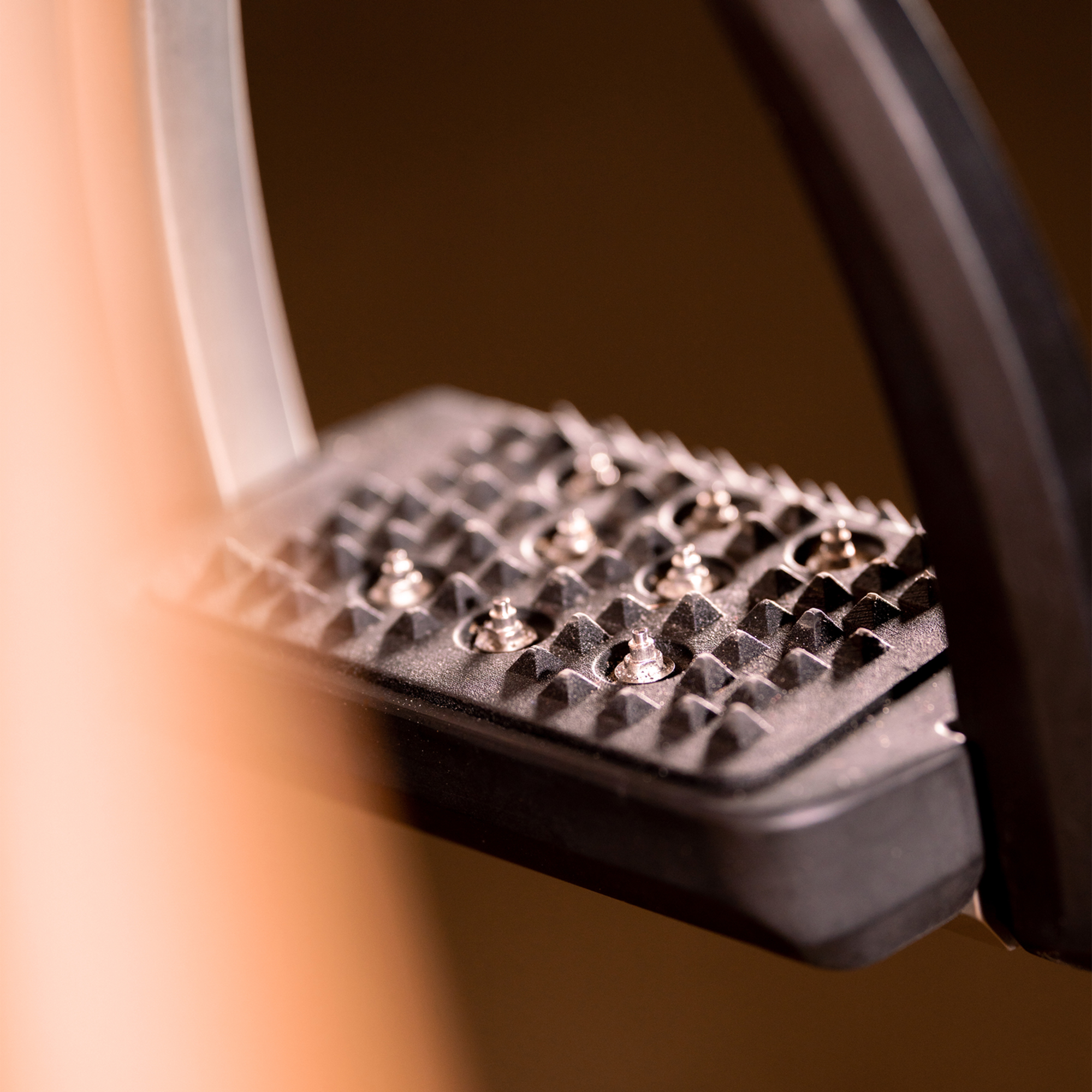 Aero Steigbügel mit Spikes silber eloxiert 120 mm Trittweite | 4429112254_2.png