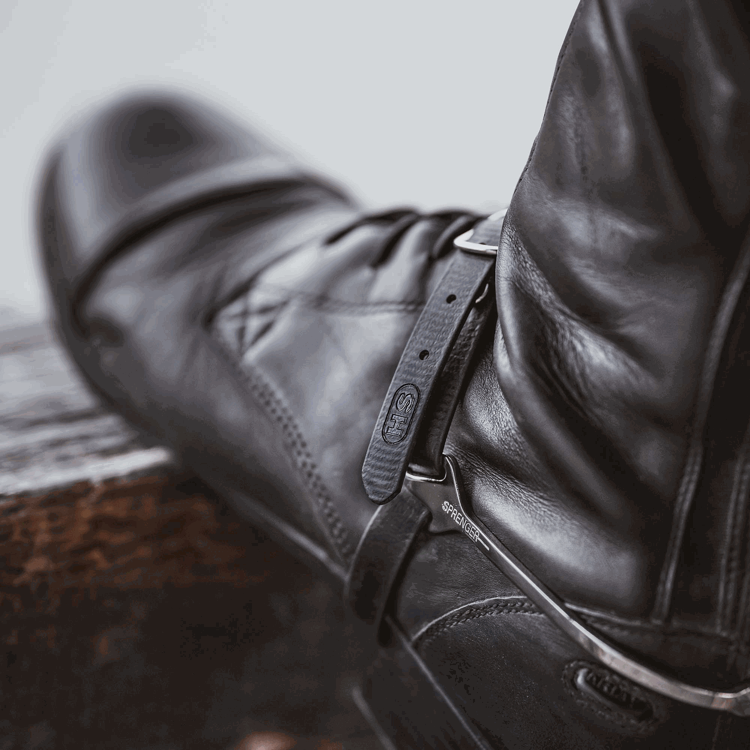 schwarzer Sporenriemen mit schwarzen Stiefeln