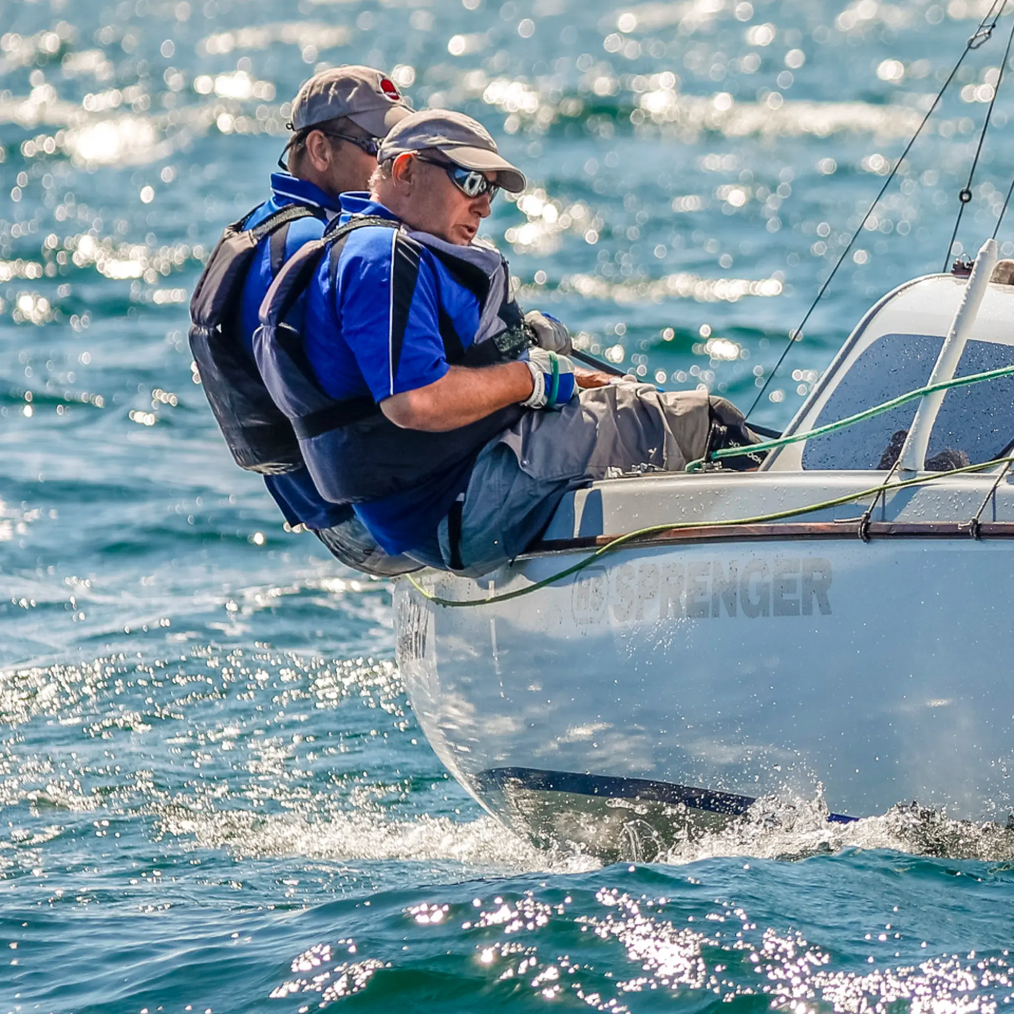 Boot mit zwei Männern auf dem Wasser