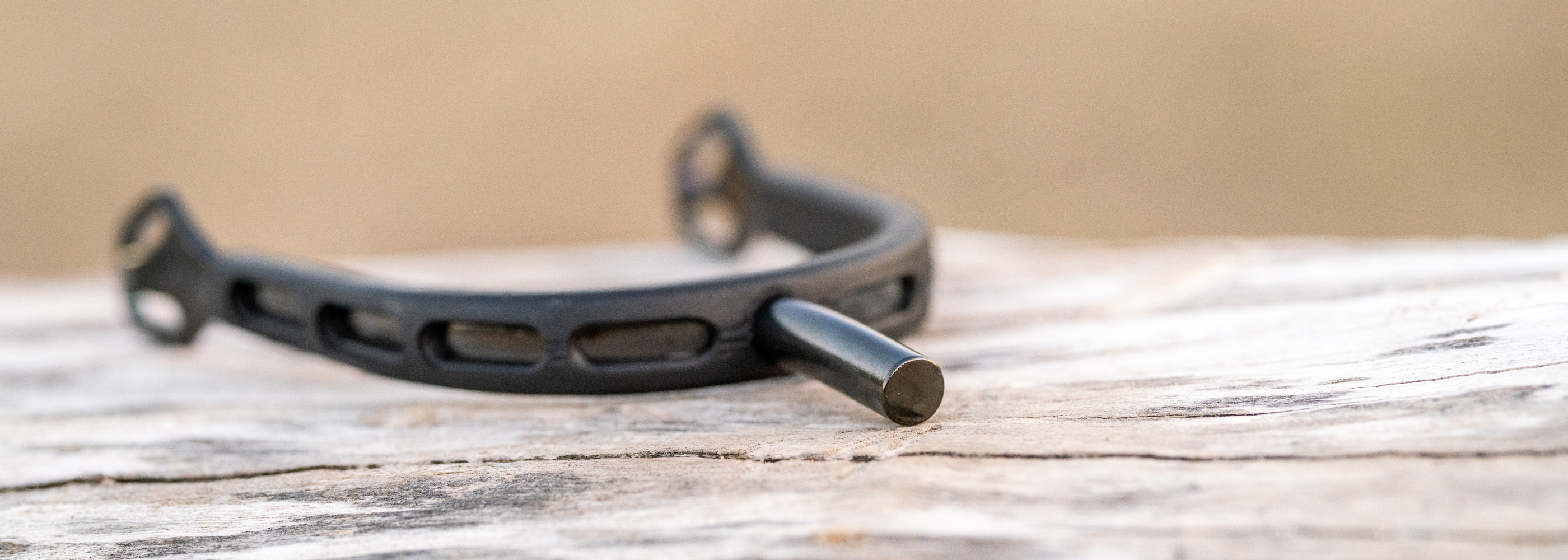 Schwarze Sporen auf Holztisch