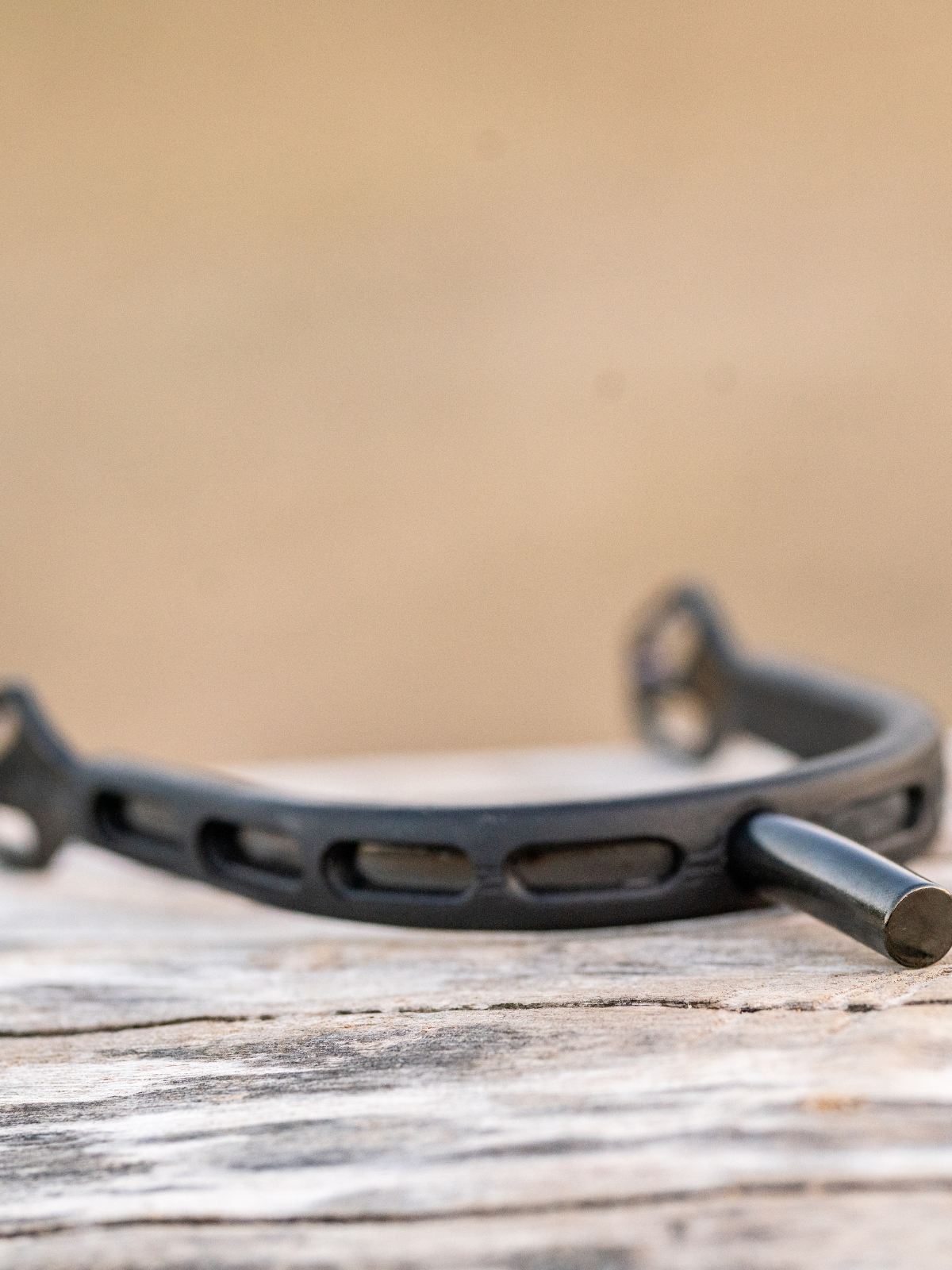 schwarze Sporen auf Holztisch