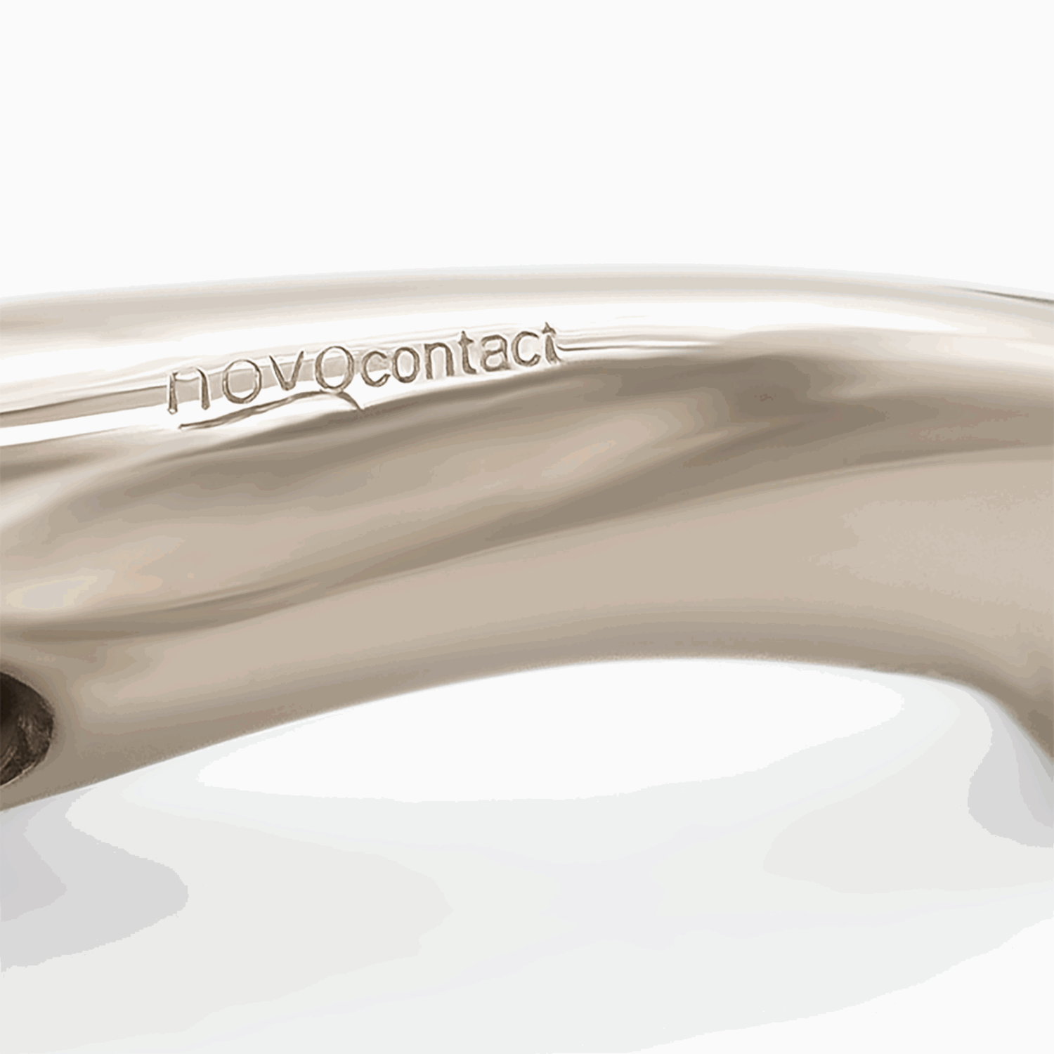 novocontact Olivenkopftrense mit D förmigen Ringen 14 mm doppelt gebrochen Sensogan | Praegung_novocontact_Auschnitt_2.png