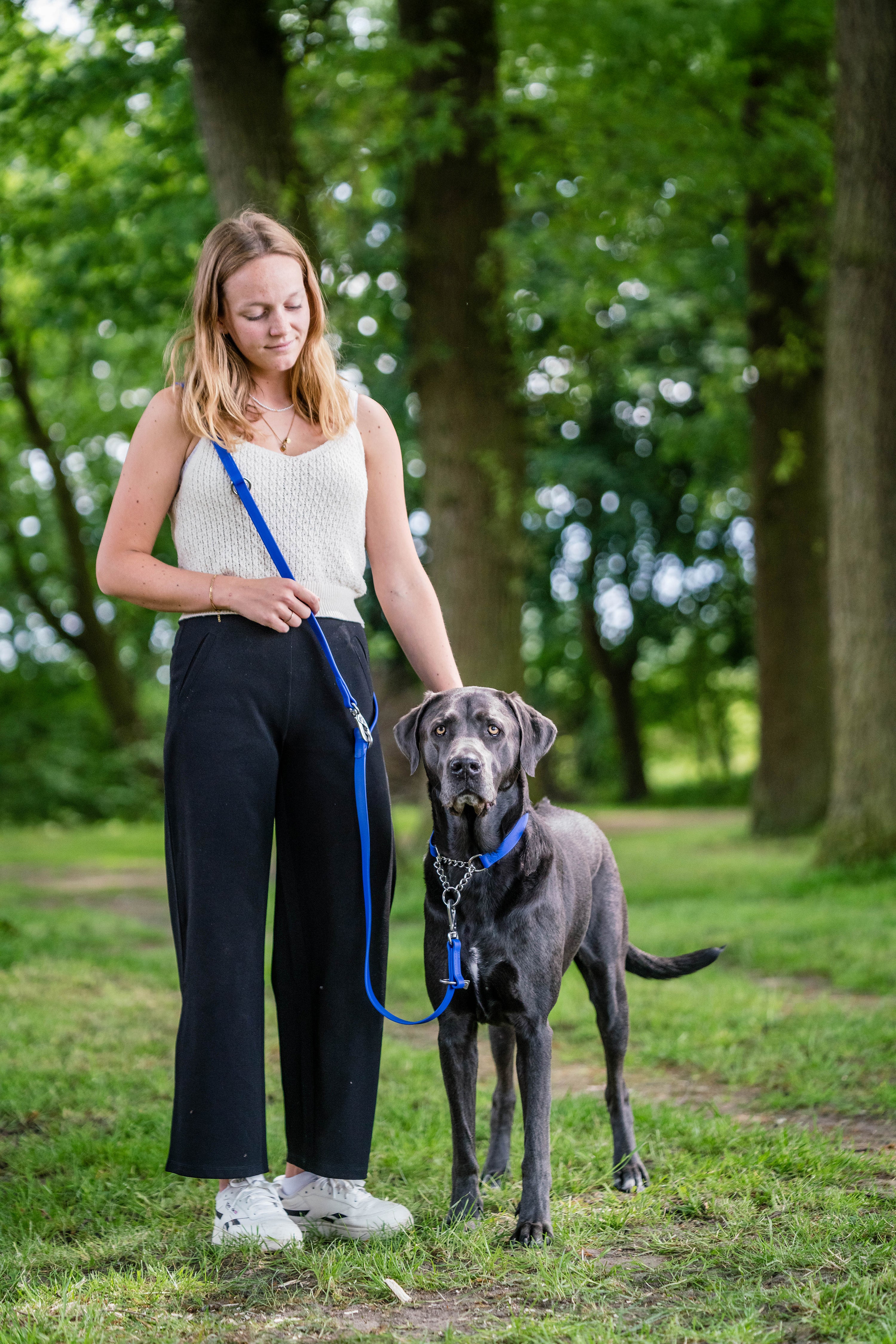 Frau mit Hund an blauer Biothane Leine